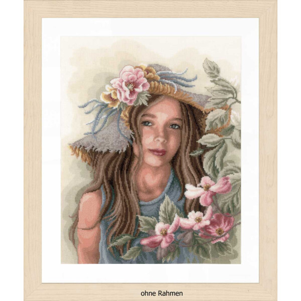 Ein detailreiches Gemälde eines jungen Mädchens mit langen braunen Haaren, das ein blaues Kleid und einen mit rosa Blumen geschmückten Hut trägt. Sie steht mit heiterem Gesichtsausdruck inmitten blühender Blumen, umrahmt von zartem Grün. Das Kunstwerk, das Kreuzstichvorlagen ähnelt, ist in einen hellen Holzrahmen eingefasst. Die Beschriftung lautet „ohne Rahmen“. Die Stickpackung von Lanarte fängt diese Szene perfekt ein.