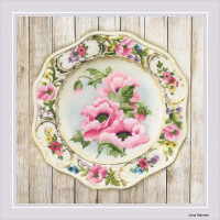 Riolis borduurmotief set satijnsteek "Plate with pink poppies", borduurmotief getekend