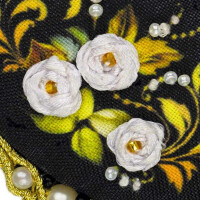 Parure artisanale de bijoux Riolis "Pendentif Rose blanche", motif de comptage