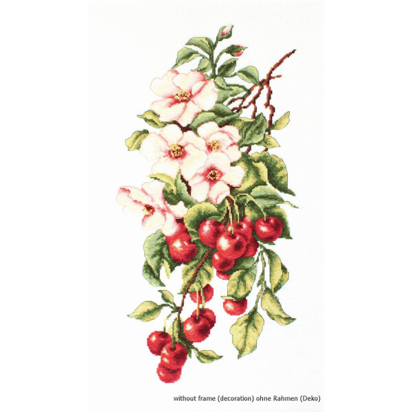 Un dettagliato ricamo Luca-s con un mazzo di ciliegie rosse appese a un ramo marrone con foglie verdi. Sopra le ciliegie, diversi fiori bianchi e rosa chiaro aggiungono fascino. Lo sfondo è bianco semplice.