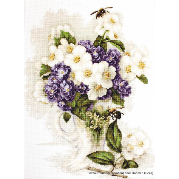 Eine detaillierte Kreuzstichstickerei eines Blumenarrangements in einer weißen Vase. Der Strauß besteht aus weißen und violetten Blumen mit üppigen grünen Blättern. Zwei Bienen schweben herum und verleihen der Komposition eine natürliche Note. Diese Luca-s Stickpackung hebt sich vom schlichten weißen Hintergrund ab.