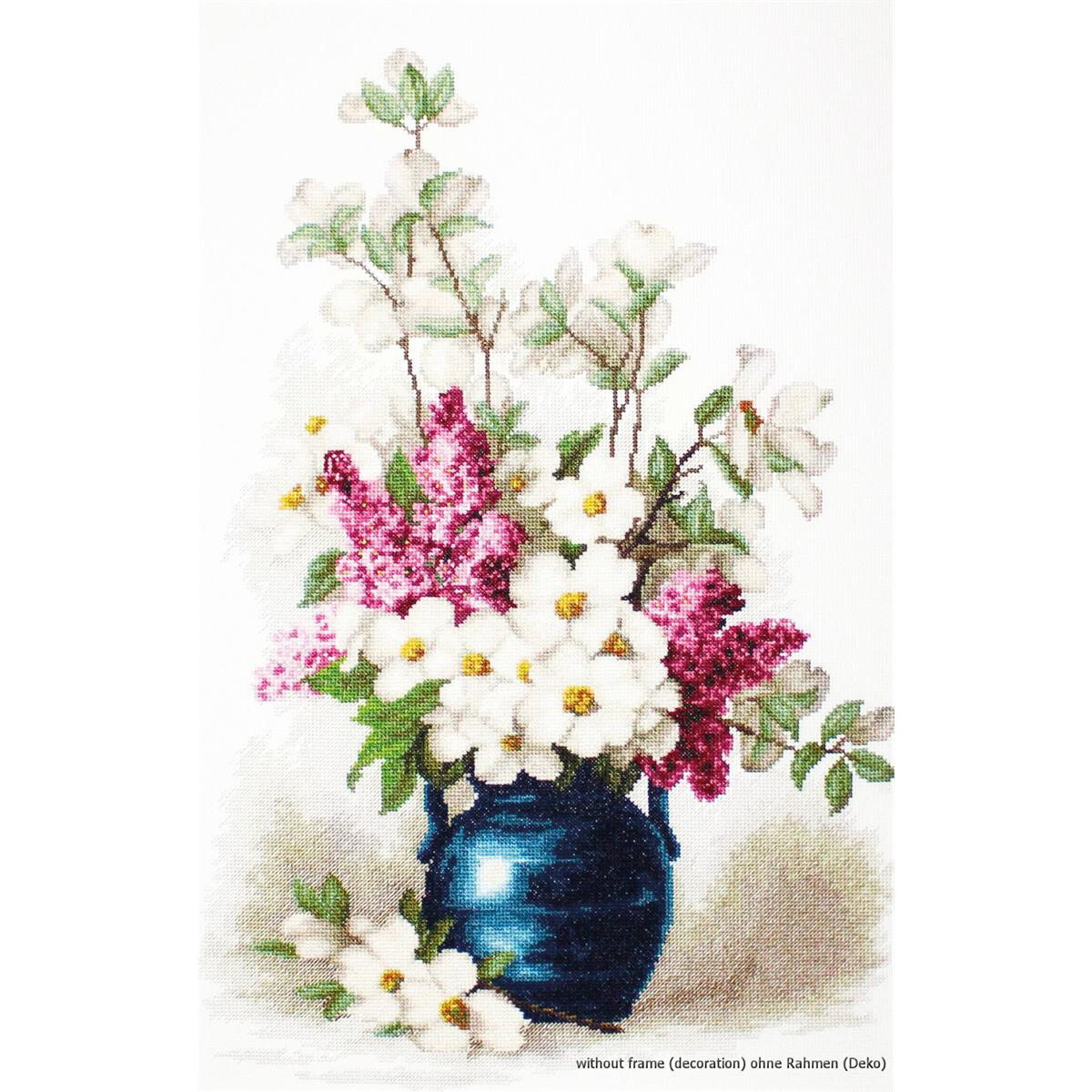 Яркий натюрморт показывает голубую вазу, полную цветущих...