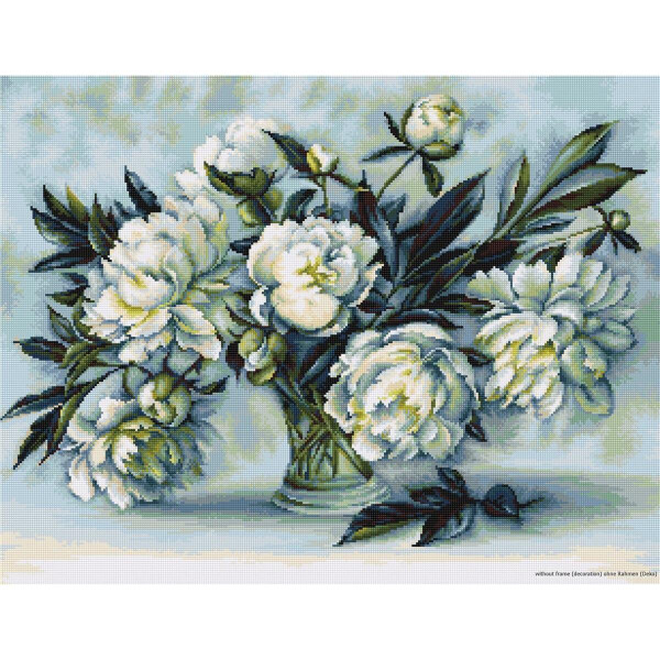 Ein detailreiches Gemälde zeigt einen Strauß weißer Pfingstrosen in voller Blüte in einer Glasvase. Die Blumen sind von sattem grünem Laub auf einem dezenten blau-weißen Hintergrund umgeben, was dem Kunstwerk Tiefe und Eleganz verleiht und an die aufwendigen Details einer Luca-s Stickpackung erinnert.