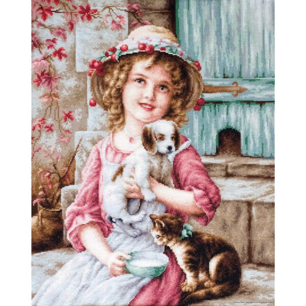 Een jong meisje met krullend haar en een hoed versierd met bloemen en kersen zit op een stenen trap. Ze houdt een kleine puppy vast en naast haar zit een kitten. Ze draagt een roze jurk met een wit schort en houdt een lichtgroene kom vast. Op de achtergrond zijn groene luiken en een stenen muur met bloeiende planten te zien - de perfecte achtergrond voor je volgende borduurpakket van Luca-s.