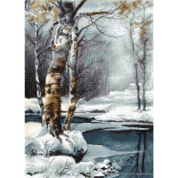 Een rustig winterlandschap, dat doet denken aan een ontwerp uit Lucas borduurpakket, toont een besneeuwd bos met een opvallende berkenboom op de voorgrond. De boom is gedeeltelijk bedekt met sneeuw en een rustig, gedeeltelijk bevroren beekje meandert door het landschap. Bladerloze bomen omzomen de beek onder een koude, grijze hemel.