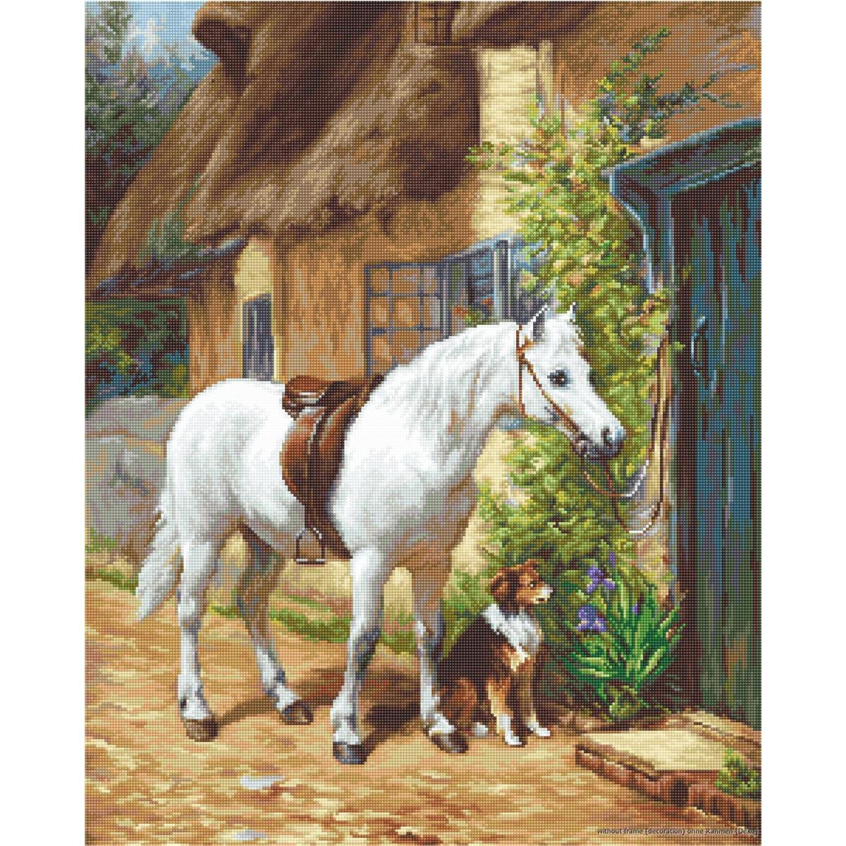 Белая лошадь с седлом стоит рядом с маленькой колли перед...