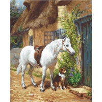 Ein weißes Pferd mit Sattel steht neben einem kleinen Collie vor einem malerischen Häuschen mit Strohdach. Die Zügel des Pferdes sind um einen Pfosten geschlungen. Im Hintergrund sind üppiges Grün und Blumen zu sehen. Die Szene ist friedlich und malerisch und erinnert an eine ländliche, idyllische Umgebung, die an eine aufwendige Stickpackung von Luca-s erinnert.