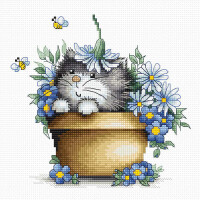 В этом наборе для вышивания от Luca-s представлен очаровательный дизайн серого котенка с розовым носиком, выглядывающего из коричневого цветочного горшка, полного голубых и белых цветов. Цветок украшает голову котенка, а рядом жужжат две пчелы. Фон - белый с видимым сетчатым узором.