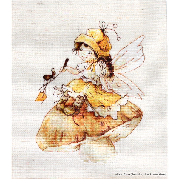 Eine zarte Illustration zeigt eine Fee mit durchscheinenden Flügeln, die auf einem großen Pilz sitzt. Die Fee trägt eine gelbe Haube und ein Kleid mit weißen Rüschen. Sie hält einen Ast, auf dem zwei kleine Insekten sitzen. Der Hintergrund ist eine schlichte, beige Leinwand, die an eine aufwendige Luca-s Stickpackung erinnert.