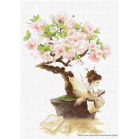 Kreuzstichmuster mit einer kleinen Fee mit braunen Haaren und Flügeln, die unter einem blühenden rosa Bonsai-Baum sitzt und ein Buch liest. Um sie herum liegen Papiere auf dem Boden verstreut. Der Bonsai-Baum steht in einem dunklen Topf und der Hintergrund ist in einer schlichten, hellen Farbe gehalten. Perfekt für jede Luca-s Stickpackung!