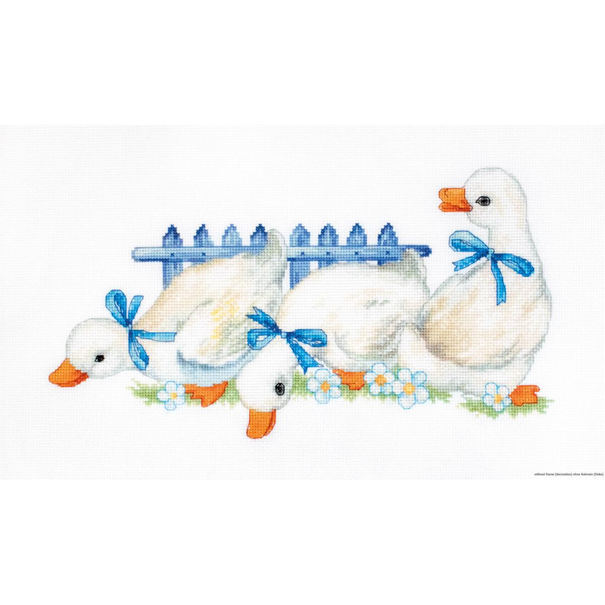 Een illustratie van drie witte eenden met blauwe linten...