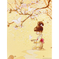 Een delicate tekening van een jong meisje geknield onder roze kersenbloesems. Ze draagt een lichtgele kimono met een roze sjerp en heeft haar haar opgestoken in een knot versierd met bloemen. Ze houdt voorzichtig een witte vogel in haar handen, terwijl andere vogels om haar heen vliegen tussen de bloeiende takken, perfect om te maken met een Luca-s borduurpakket.