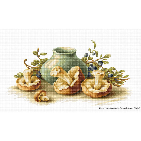 Een Luca-s borduurpakket toont een groene vaas omringd door paddenstoelen en takken met bladeren en bessen. De scène is in rijke aardetinten, met gedetailleerde stiksels die de texturen benadrukken. De paddenstoelen variëren in grootte, met de drie grootste op de voorgrond en een kleinere ernaast.