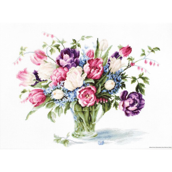 Eine Glasvase enthält einen farbenfrohen Blumenstrauß mit rosa Pfingstrosen, lila Schwertlilien, hellrosa Tulpen, blauen Gänseblümchen und üppigem grünem Blattwerk. Die Blumen sind detailreich gestaltet, wie man sie in einer Luca-s Stickpackung finden würde. Das Arrangement wirkt frisch und lebendig vor einem schlichten weißen Hintergrund.