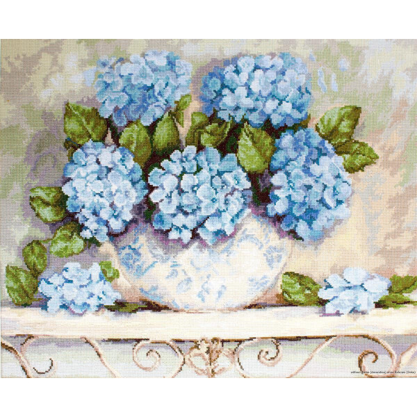 Een schilderij van een witte keramieken vaas met blauwe bloemmotieven, gevuld met helderblauwe hortensias. De vaas staat op een sierlijke crèmekleurige plank met ingewikkelde wervelpatronen. Verschillende groene bladeren omringen de hortensias en een paar bloemen rusten op de plank. Een zachte, lichtgroene achtergrond maakt het tafereel af en doet denken aan een borduurpakket van Lucas.