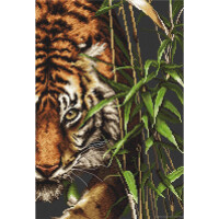 Eine Nahaufnahme des Gesichts eines Tigers, das teilweise von hohen, grünen Bambusstäben verdeckt wird und an eine Luca-s Stickpackung erinnert. Der intensive Blick des Tigers ist nach vorne gerichtet, wobei sein orangefarbenes Fell und seine schwarzen Streifen deutlich durch die Bambusblätter sichtbar sind. Der Hintergrund hat eine dunkle, gedämpfte Farbe, die den Tiger und den Bambus hervorhebt.