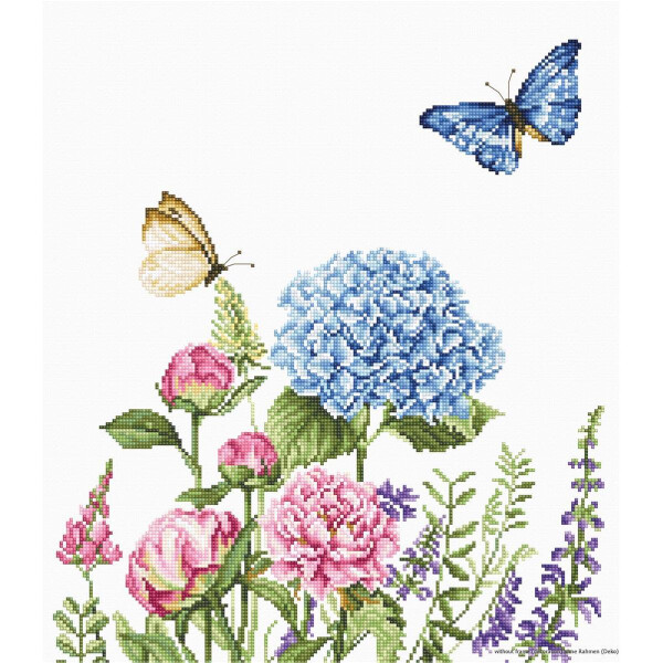 Un paquete de bordado de Luca-S con brillantes flores y mariposas. El diseño incluye una gran hortensia azul, rosas rosas y otras flores de colores entre tallos y hojas verdes. Dos mariposas, una azul y otra amarilla, revolotean sobre las flores. El fondo es blanco.