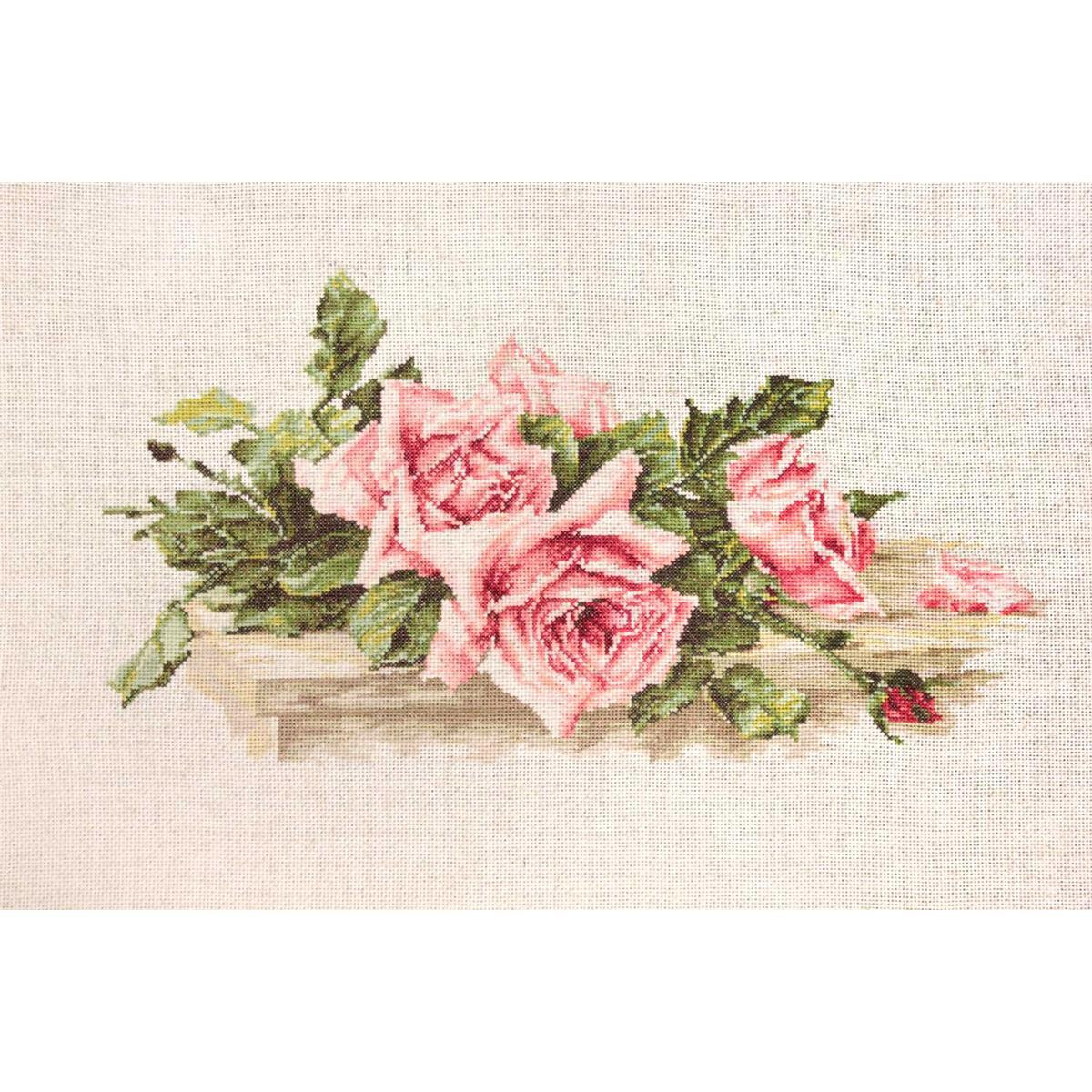 Een geborduurd kunstwerk met een boeket roze rozen met...