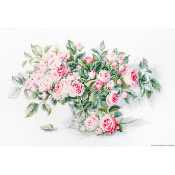 Ein Gemälde eines üppigen Straußes rosa Rosen in einer transparenten Vase, die an eine Luca-s Stickpackung erinnert. Das Arrangement umfasst blühende Rosen und Knospen, umgeben von grünen Blättern. Der weiße Hintergrund mit subtilen Schatten betont die leuchtenden Farben der Blüten und Blätter.