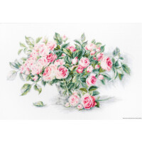 Ein Gemälde eines üppigen Straußes rosa Rosen in einer transparenten Vase, die an eine Luca-s Stickpackung erinnert. Das Arrangement umfasst blühende Rosen und Knospen, umgeben von grünen Blättern. Der weiße Hintergrund mit subtilen Schatten betont die leuchtenden Farben der Blüten und Blätter.