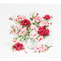 Ein Kreuzstichmuster von Luca-s Stickpackung zeigt einen Strauß leuchtend rosa und roter Blumen mit grünen Blättern in einer transparenten Vase. Die aufwendige Sticktechnik erzeugt einen sanften, fast aquarellartigen Effekt. Der Hintergrund ist weiß, wodurch die bunten Blumen kräftig hervorstechen.