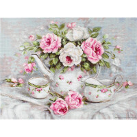 Ein Stillleben, das eine weiße Teekanne mit rosa und weißen Rosen darin und darum herum zeigt. Neben der Teekanne stehen ein passendes Sahnekännchen, eine Teetasse und weitere verstreute Rosen. Der Hintergrund ist ein sanfter Farbverlauf aus Pastellblau und -rosa, der das zarte und romantische Motiv unterstreicht, das an eine Lucas-Stickpackung erinnert.