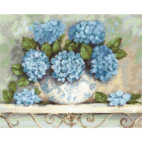 Gemälde einer weißen Vase mit blauen Blumenmustern, die einen lebhaften Strauß blauer Hortensien mit grünen Blättern enthält. Zwei Hortensienbüschel ruhen auf beiden Seiten der Vase, wunderschön eingefangen, als ob sie von einer Lucas-Stickpackung inspiriert wären, und stehen auf einem verzierten, cremefarbenen Schmiedeeisenregal vor einem verschwommenen, pastellfarbenen Hintergrund.
