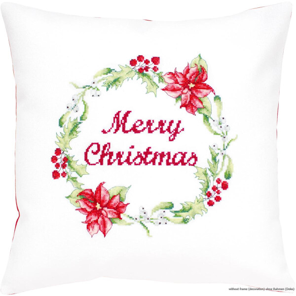 Cojín de sofá blanco cuadrado con un diseño festivo, hecho con un kit de bordado Luca-s. Las palabras Feliz Navidad están bordadas en letra roja en el centro. Alrededor del texto hay una corona redonda de hojas de acebo, flores rojas y bayas, bordada con hilo verde, rojo y blanco.