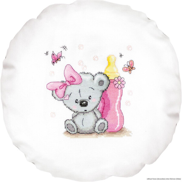 Stickerei eines grauen Teddybären mit rosa Schleife, der vor einer Babyflasche und rosa Blumen sitzt. Der Bär hat einen schüchternen, schüchternen Gesichtsausdruck und über ihm schweben zwei Schmetterlinge, die eine skurrile und verspielte Atmosphäre schaffen. Diese entzückende Luca-s Stickpackung ist auf einem runden, weißen Stoff.