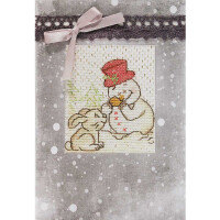 Tarjeta festiva con una escena bordada en la que aparecen un muñeco de nieve y un conejo. El muñeco de nieve lleva un gorro rojo y ofrece una zanahoria al conejo. La tarjeta, que forma parte de un encantador paquete de bordados de Luca-s, tiene una cinta de color lavanda atada en un lazo en la parte superior y está enmarcada con un ribete de encaje negro sobre un fondo nevado.