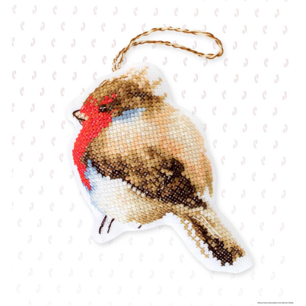 Een kruissteekornament uit een Luca-s borduurpakket met een klein vogeltje met een bruin lijfje, rode borst en witte buik. De vogel is wit omlijnd en hangt aan een gevlochten, goudkleurig koord. De achtergrond is een wit vlak met een subtiel patroon van kleine, lichtroze, haakvormige motiefjes.