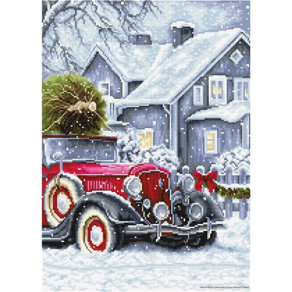 Ein rotes Oldtimer mit einem Weihnachtsbaum auf dem Dach steht vor einem schneebedeckten Haus. Das Haus erinnert an eine Szene aus einer Luca-Stickpackung, Eiszapfen hängen vom Dach und der Hof ist mit Schnee bedeckt. Im Haus brennt Licht und am Zaun hängt eine rote Schleife. Der Schnee fällt sanft und sorgt für eine festliche Atmosphäre.