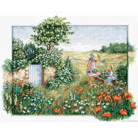 Eine idyllische Szene mit einer Frau und einem Kind, die durch einen lebhaften Garten voller bunter Blumen gehen. Die Frau in einem rosa Kleid und Hut und das Kind in einem blauen Kleid und Hut stehen neben einem üppigen grünen Baum und einer rustikalen Holztür in einer Steinmauer, die an eine komplizierte Stickpackung von Lucas erinnert.