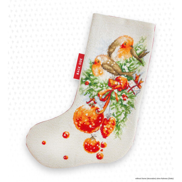 Een kerstsok versierd met twee roodborstjes zittend op een bladertak. De kous, die is ontworpen voor een Luca-s borduurpakket, heeft rode en oranje ornamenten en strikken. Op een rood label aan de linkerkant staat BACK. De achtergrond bestaat uit een subtiel patroon van kleine grijze driehoekjes.