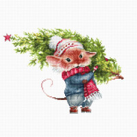 Une illustration dune adorable souris en tenue dhiver portant un sapin de Noël décoré, parfaite pour un projet de pack de broderie de Luca-s. La souris porte un pull bleu, une écharpe rouge, un pantalon bleu, des bottes brunes et un bonnet de Père Noël rouge et blanc. Le sapin a une expression joyeuse, est décoré dornements et a une étoile rouge en haut.