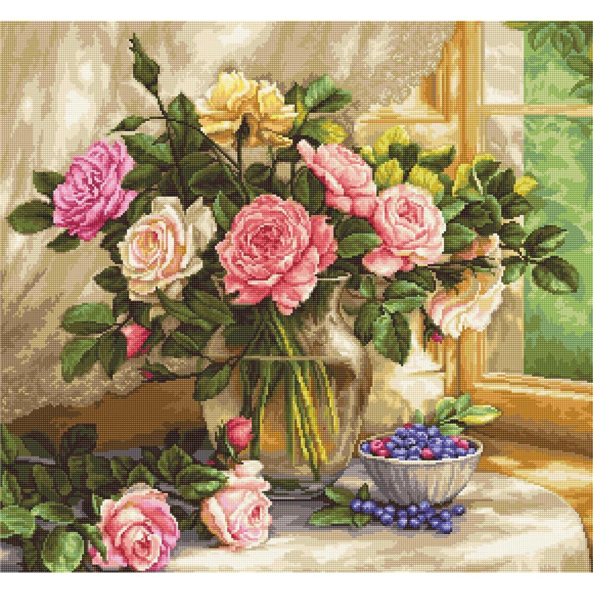 Un vase en verre transparent contenant des roses roses,...
