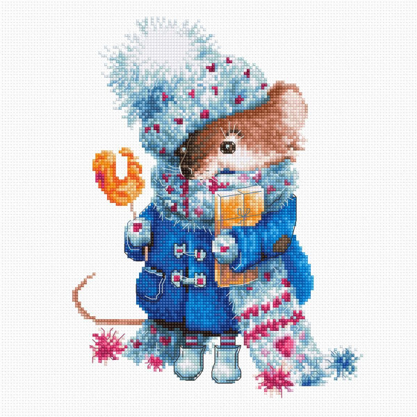 Eine bezaubernde Luca-s Stickpackung zeigt ein Kreuzstichbild einer Maus in Winterkleidung. Die Maus trägt einen großen blauen Mantel mit rosa Knöpfen, eine flauschige blaue Mütze mit Pompons und einen passenden Schal und Stiefel. In einer Hand hält sie einen orangefarbenen Lutscher und in der anderen ein gelbes Buch.