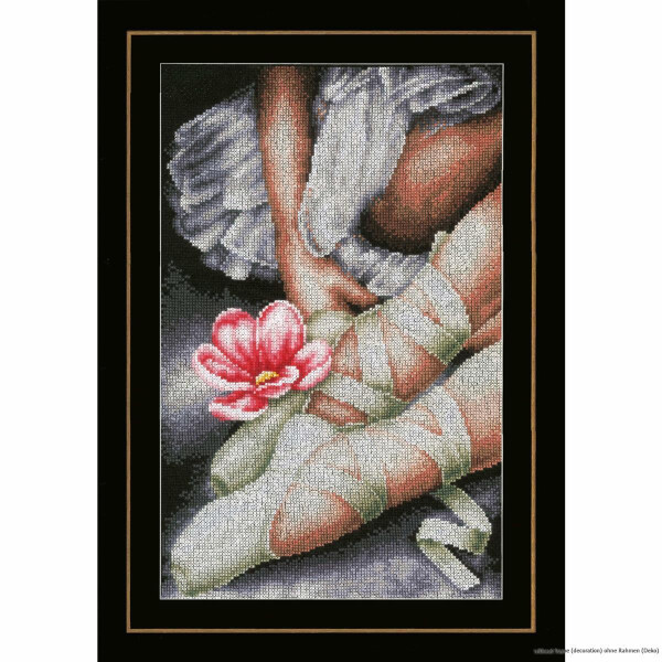 Детализированный набор для вышивания Lanarte с изображением балерины, завязывающей шнурки. Ноги танцовщицы скрещены, на ней белые балетные туфли с лентами. На переднем плане - розовый цветок. Темный фон подчеркивает нижнюю часть пачки и ноги танцовщицы.