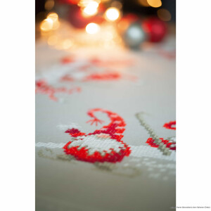 Vervaco bedrukt tafelkleed kruissteek set "Kerst kabouter op ski", afbeelding voorgetekend