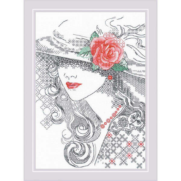 Illustriertes Porträt einer Frau, die einen großen, mit Spitze verzierten Hut und eine auffällige rote Rose trägt. Das gewellte Haar der Dame fällt unter dem Hut herunter und verdeckt teilweise ihr Gesicht. Sie trägt roten Lippenstift, einen roten Ohrring und eine passende rote Halskette. Diese schöne Szene kann mit einem Riolis-Stickereiset gestaltet werden.