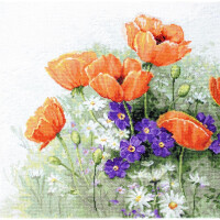 Detaillierte Stickerei mit einem üppigen Blumenstrauß aus orangefarbenen Mohnblumen, violetten Blüten und kleinen weißen Blumen vor einem hellen Hintergrund. Die Mohnblumen sind in voller Blüte, umgeben von Grün, prominent dargestellt und schaffen eine lebendige und farbenfrohe Blumenszene in dieser exquisiten Luca-s Stickpackung.