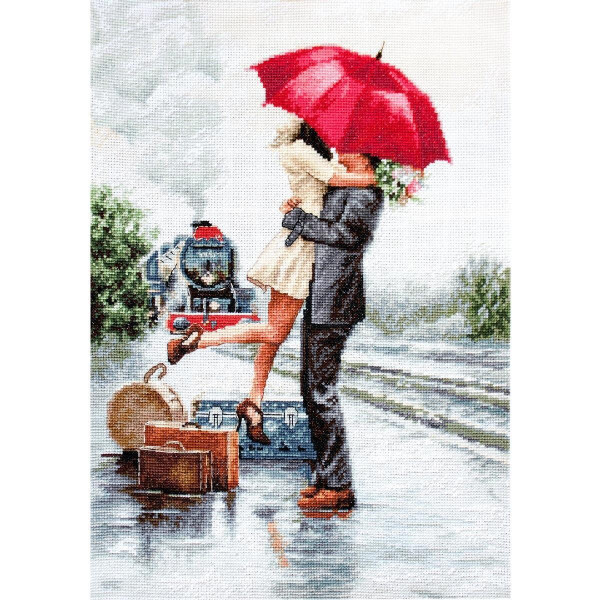 Een stel omhelst elkaar hartstochtelijk onder een rode paraplu op een regenachtige dag. De vrouw, die een kort wit jurkje en zwarte hoge hakken draagt, tilt haar been op terwijl ze de man in een grijs pak omhelst. Er staan koffers en een hoed in de buurt. Op de achtergrond nadert een stoomtrein op het natte perron, perfect voor Lucas borduurpakket.