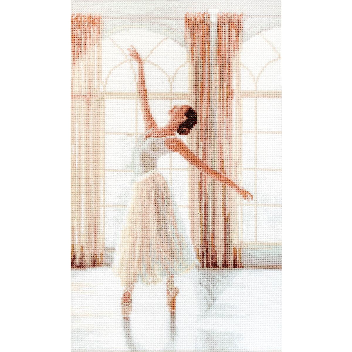 Балерина в белой пачке грациозно танцует в залитой...