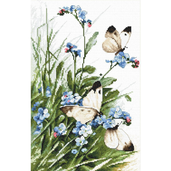 Eine detaillierte Stickerei mit zwei creme- und braunfarbenen Schmetterlingen, die auf zarten, kleinen blauen Blumen ruhen. Der Hintergrund besteht aus grünen Blättern und Stängeln, die eine üppige und lebendige natürliche Umgebung schaffen. Die Stiche sind aufwendig ausgeführt und fangen die feinen Details der Szene ein – ideal für Kreuzstich-Enthusiasten. Diese Stickpackung von Letistitch ist perfekt für diejenigen, die bei ihren Kreuzstichprojekten feine Handwerkskunst zu schätzen wissen.