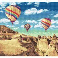 Ein lebendiges Kreuzstich-Kunstwerk, gefertigt aus Stickpackung von Letistitch, zeigt eine Wüstenlandschaft mit einzigartigen Felsformationen. Drei bunte Heißluftballons schweben in einem strahlend blauen Himmel voller weißer Wolken. Die Ballons haben Streifen in Rot, Gelb, Grün und Blau, die einen lebendigen Kontrast zu den erdigen Tönen darunter bilden.