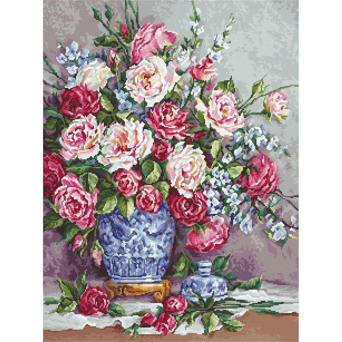 Una vivace composizione floreale di rose rosa, bianche e...