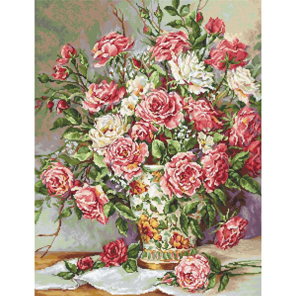 Ein lebendiges Blumenarrangement besteht aus einer Vielzahl von rosa und weißen Rosen mit üppigen grünen Blättern, platziert in einer verzierten, gemusterten Vase, die an eine wunderschön detailreiche Stickpackung von Luca-s erinnert. Einige Blumen sind auf einem weißen Tuch auf dem Tisch verstreut. Der Hintergrund ist ein sanfter Farbverlauf aus Grün- und Pastellfarben, der die lebendigen Farben des Straußes hervorhebt.