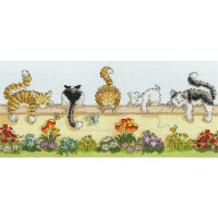 Fünf Katzen ruhen auf einer beigen Wand, die mit bunten Blumen und Schmetterlingen geschmückt ist. Die Katzen, deren Farben von Orange bis Schwarz und Weiß variieren, sitzen oder liegen mit hängenden Schwänzen da. Der Hintergrund zeigt einen hellblauen Himmel. Diese Stickpackung von Bothy Threads fängt eine helle und fröhliche Szene ein, perfekt für jedes Stickset-Projekt.