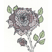 Een gedetailleerd borduurpakket van een bloeiende roos van Bothy Threads. De bloemblaadjes hebben ingewikkelde geometrische patronen in zwart, rood en wit, waardoor een complex ontwerp ontstaat. De bladeren en stengels zijn geborduurd in groen met gedetailleerde texturen die diepte en realisme toevoegen aan het kunstwerk. Dit borduurpakket is perfect voor borduurliefhebbers.