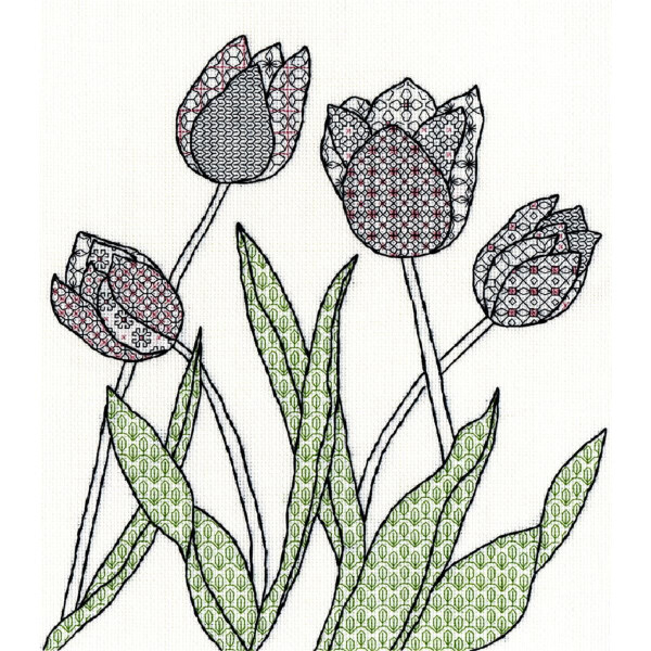 Ein Stickmuster, Stickpackung von Bothy Threads, mit vier Tulpenblüten. Die Tulpenblätter sind mit aufwendigen schwarz-roten Mustern verziert. Die Blätter und Stiele sind mit einem grünen Muster gefüllt, alles auf weißem Hintergrund. Dieses Kunstwerk zeigt eine Mischung aus geometrischen und floralen Motiven.